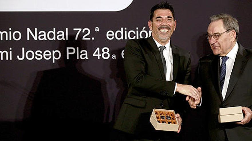 Víctor del Árbol , junto a Lluís Foix, premio Josep Pla.