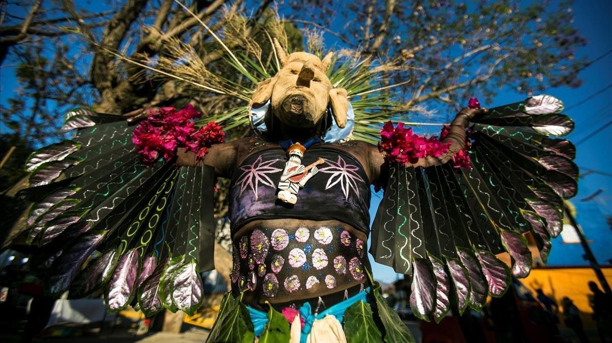 Con danzas  juegos chuscos y tradiciones en las que se prepara el comienzo de los 40 dias en que no se puede comer carne se viven los carnavales  festejos que en Oaxaca llevan siempre un toque de su tradicional cultura 