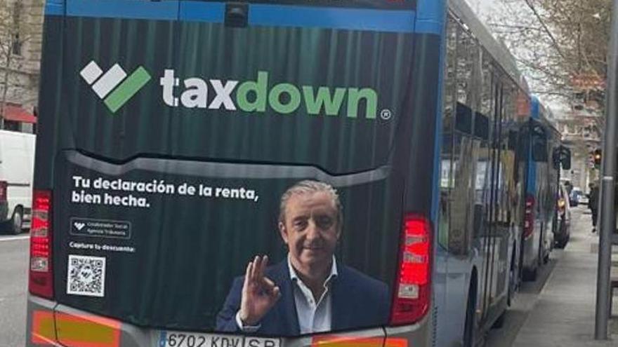 Pedrerol, en la parte trasera de un autobús publicitando Tax Down