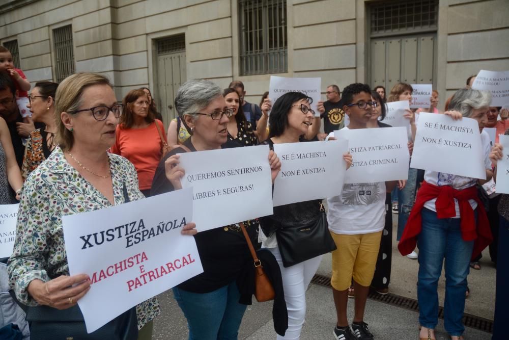 Concentración en Pontevedra contra la libertad provisional para "La Manada"