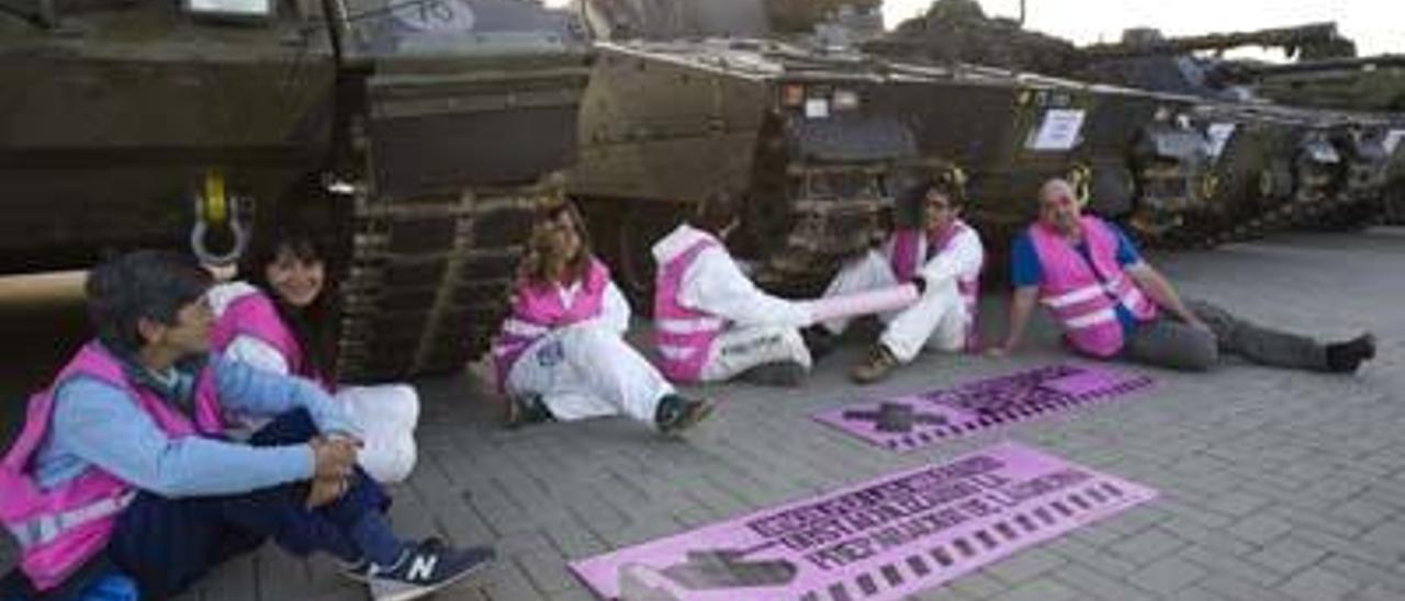 Multan con 2.400 euros a los activistas que bloquearon un tanque en Sagunt