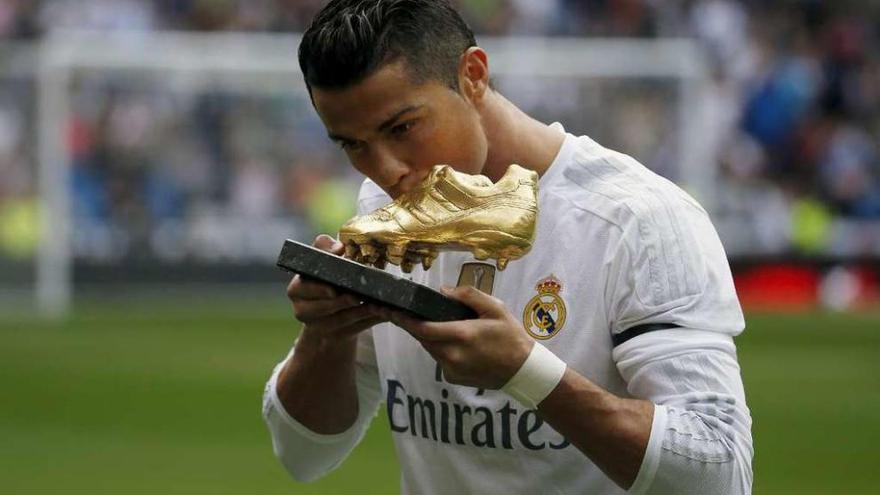 Cristiano besa la Bota de Oro, que ayer ofreció a sus aficionados.