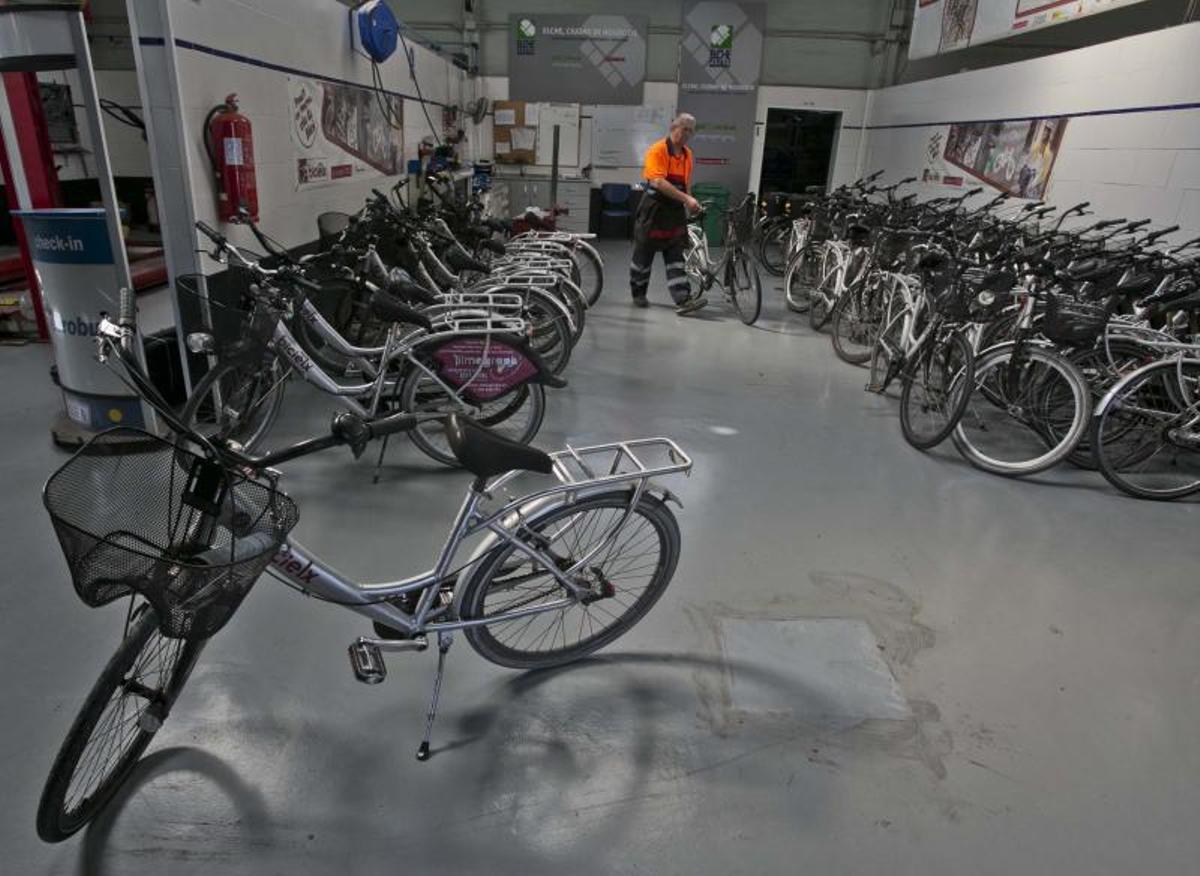 Taller de BiciElx, en imagen de archivo, donde se procede al mantenimiento de las bicis. | ANTONIO AMORÓS