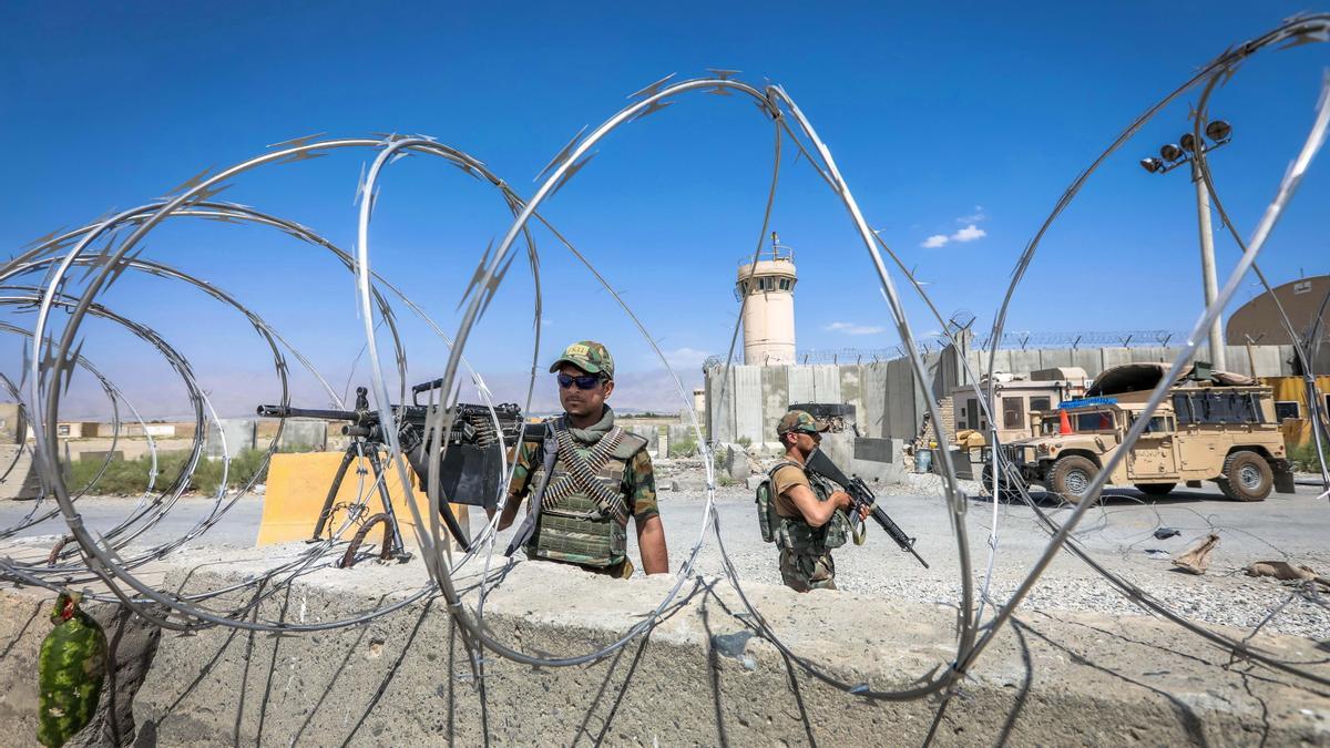 Un soldado del Ejército Nacional Afgano hace guardia en la base aérea de Bagram.