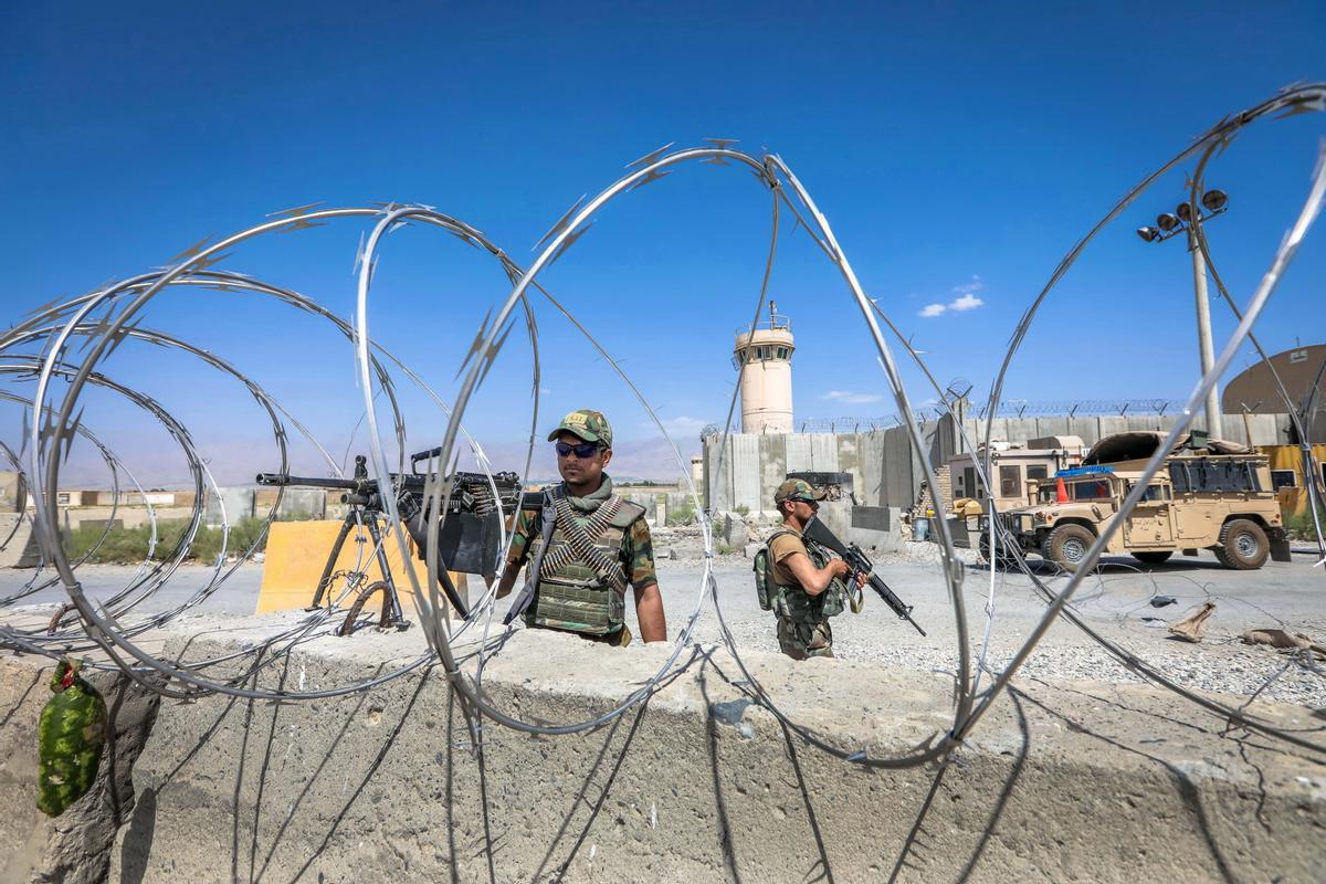 Un soldado del Ejército Nacional Afgano hace guardia en la base aérea de Bagram.