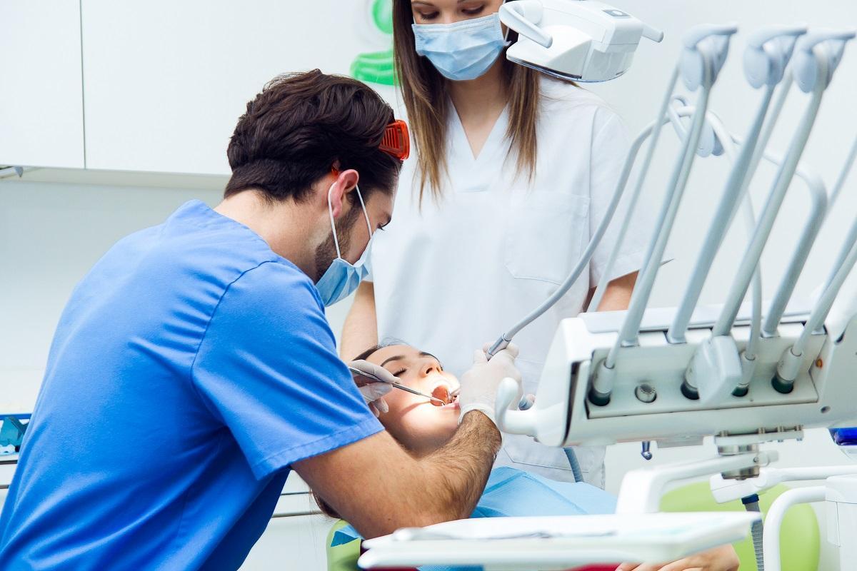 Los composites dentales, también llamadas resinas compuestas, no contienen mercurio.