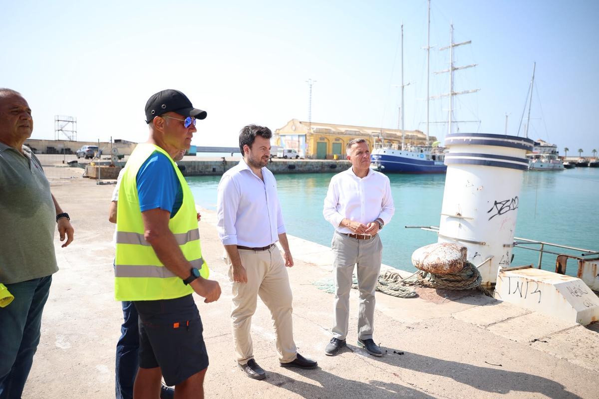 El alcalde, Jorge Monferrer, y el director general de Costas, Puertos y Aeropuertos de la Generalitat Valenciana, Marc García Manzana, han visitado el puerto para comprobar el avance de los trabajos.