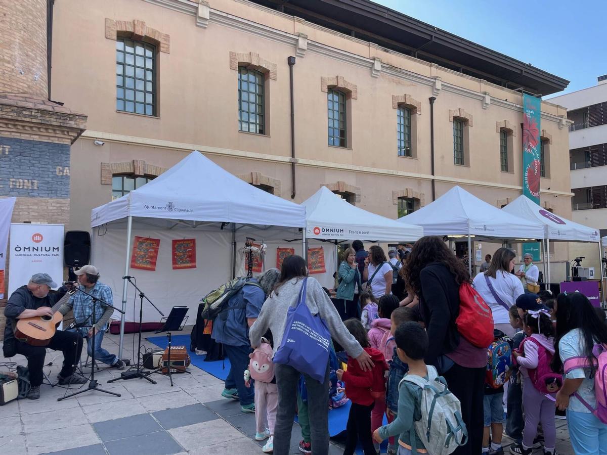 Igualada omple de roses, música i literatura la plaça de Cal Font en la diada de Sant Jordi