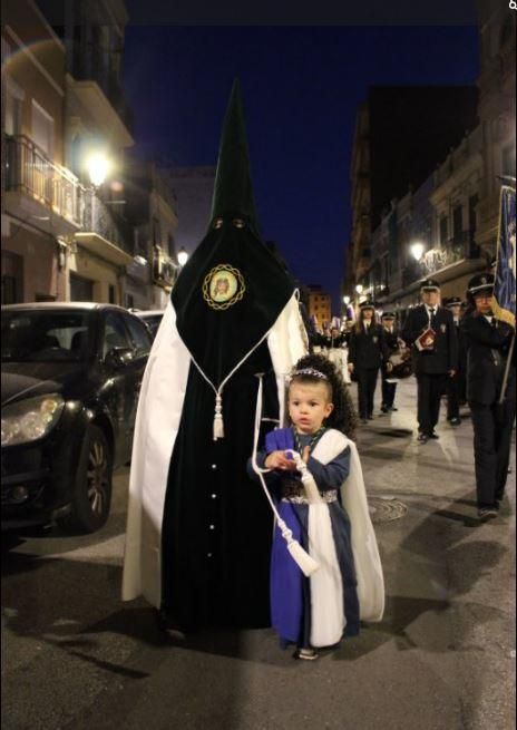 Procesión de la Hermandad de Jesús con la Cruz y Cristo Resucitado.