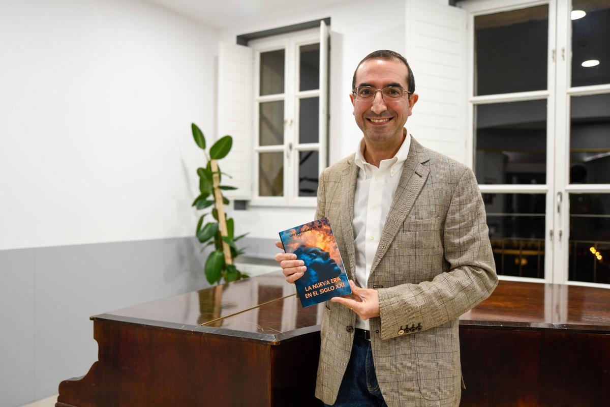 Zamora. Club LA OPINIÓN-EL CORREO DE ZAMORA. Presentación literaria "La nueva era en el siglo XXI", con Luis Santamaría