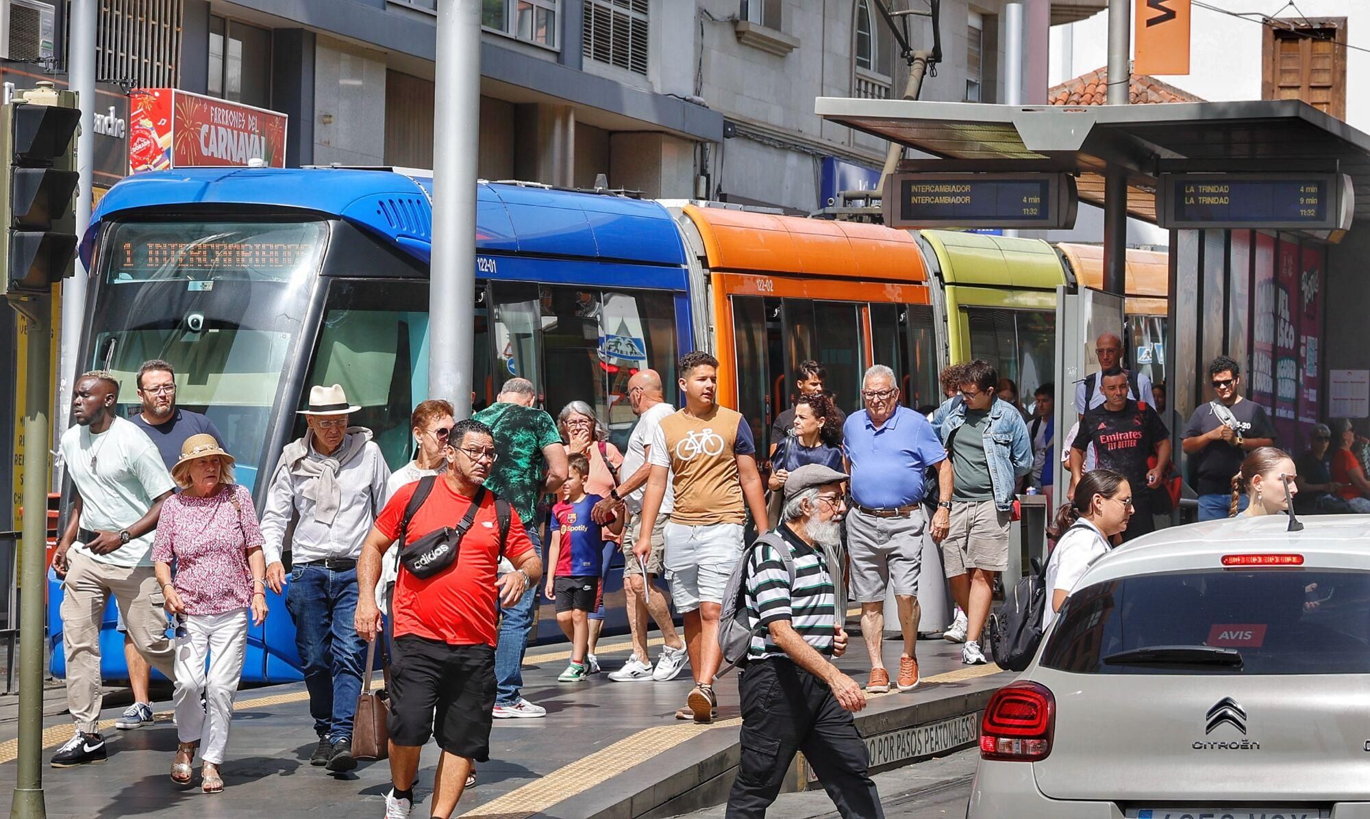 Colas en las paradas del tranvía en Tenerife