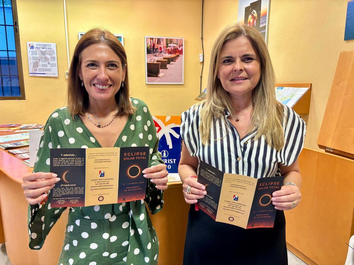 La alcaldesa, María Tormo (i), y la concejala de Turismo, Silvana Rovira, han presentado la programación por el eclipse en Almassora.