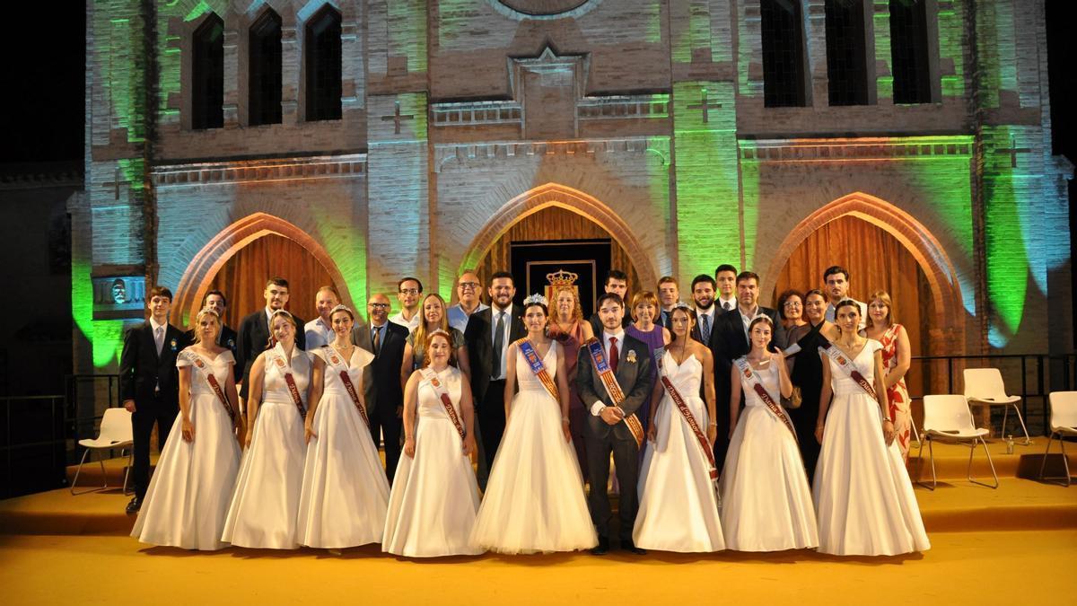 Las autoridades locales con la Reina y el Rey, y las Damas y Damos.