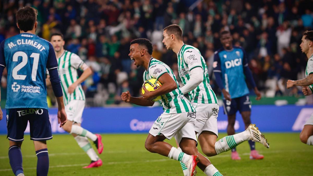 Un momento del Córdoba CF-Cádiz en El Arcángel.