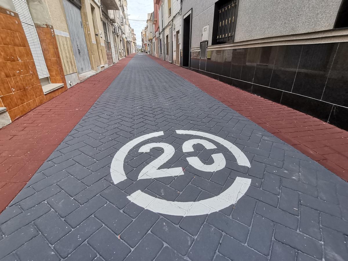 Velocidad limitada a 20 kilómetros por hora en la calle Ruperto Chapí de Novelda, también conocida como Carrer Major de San Roc.