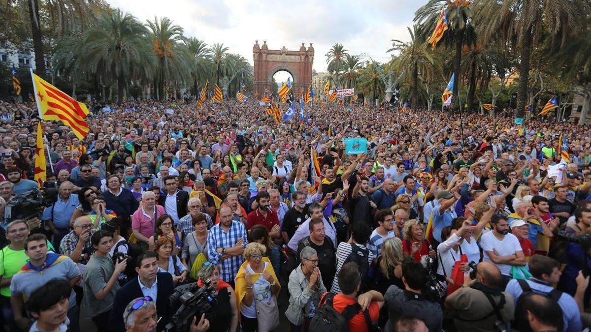 Ambiente en el Passeig de Lluís Companys, el pasado martes, día del pleno del Parlament.