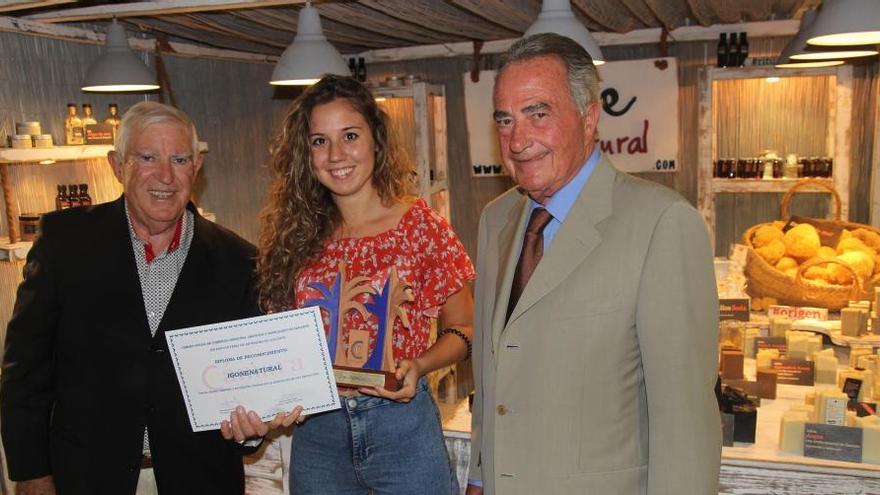 El presidente de la Cámara entrega una distinción a un puesto artesano