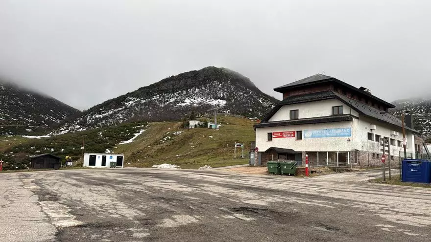 Un telesilla averiado, problemas con la góndola y cañones de nieve que no funcionan: "ira y desesperación" ante el accidentado inicio de temporada en Pajares