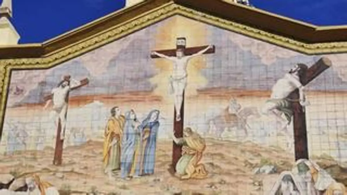 50 años de la reforma del Calvario en l'Alcora: esta es la espectacular fachada de 2.000 azulejos