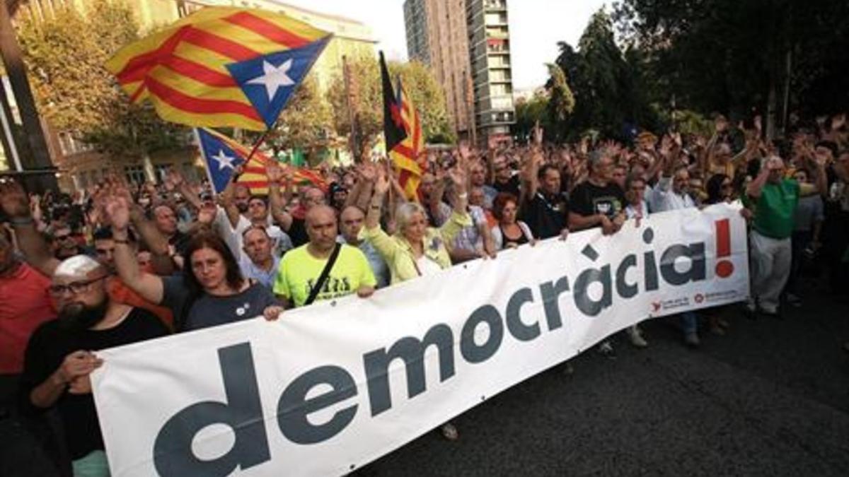 La marcha contra las brutales cargas policiales en Tarragona, ayer.