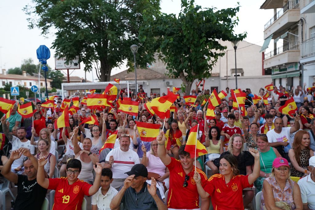 Un grupo de aficionados ingleses sigue la final desde Los Alcázares