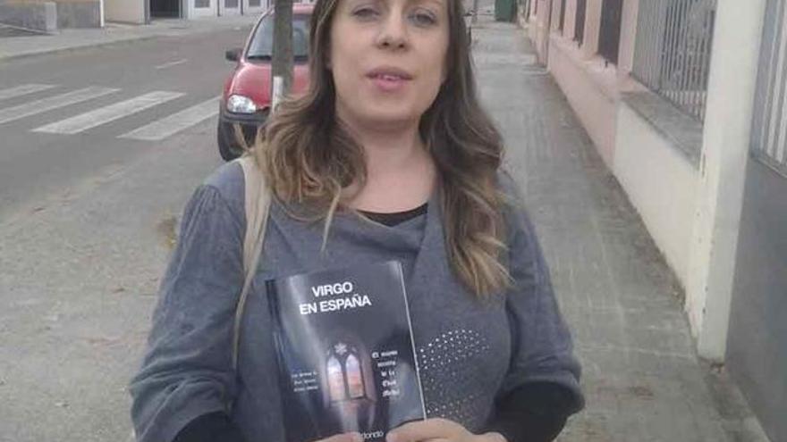 Vanesa Redondo con su libro &quot;Virgo en España&quot;.