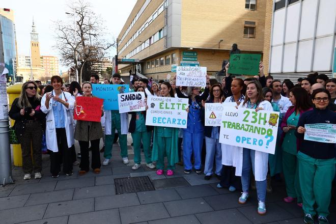 Concentración en el hospital Miguel Servet en el seugndo día de la huelga de médicos en Aragón.