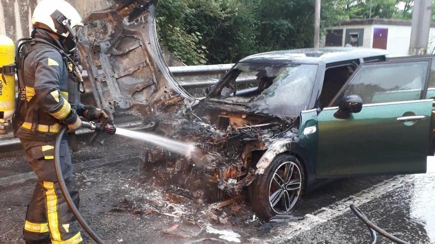 El incendio de un vehículo entre Brañaviella y Niévares, en Villaviciosa, obliga a cortar la A-8 durante media hora