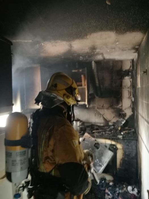 Bomberos, Guardia Civil y Policía Local de Torrevieja han intervenido en la extinción de un incendio y rescate de una persona en un piso de la calle Goleta
