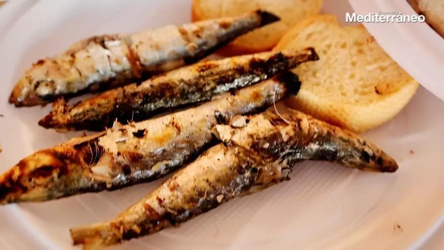 La tradicional 'torrà' de las fiestas de Sant Pere en el Grau: 700 kilos de sardinas, 250 litros de vino y 400 barras de pan
