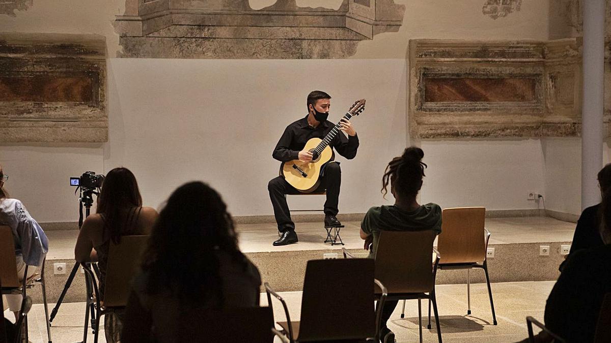 El guitarrista  Diego Gonçalves García, en la Biblioteca Pública