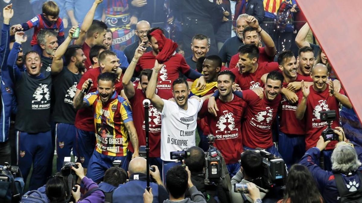 Los jugadores del Levante celebran el ascenso.