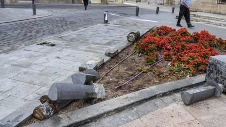 Un conductor ebrio arranca de cuajo varios bolardos  en el centro de Orihuela