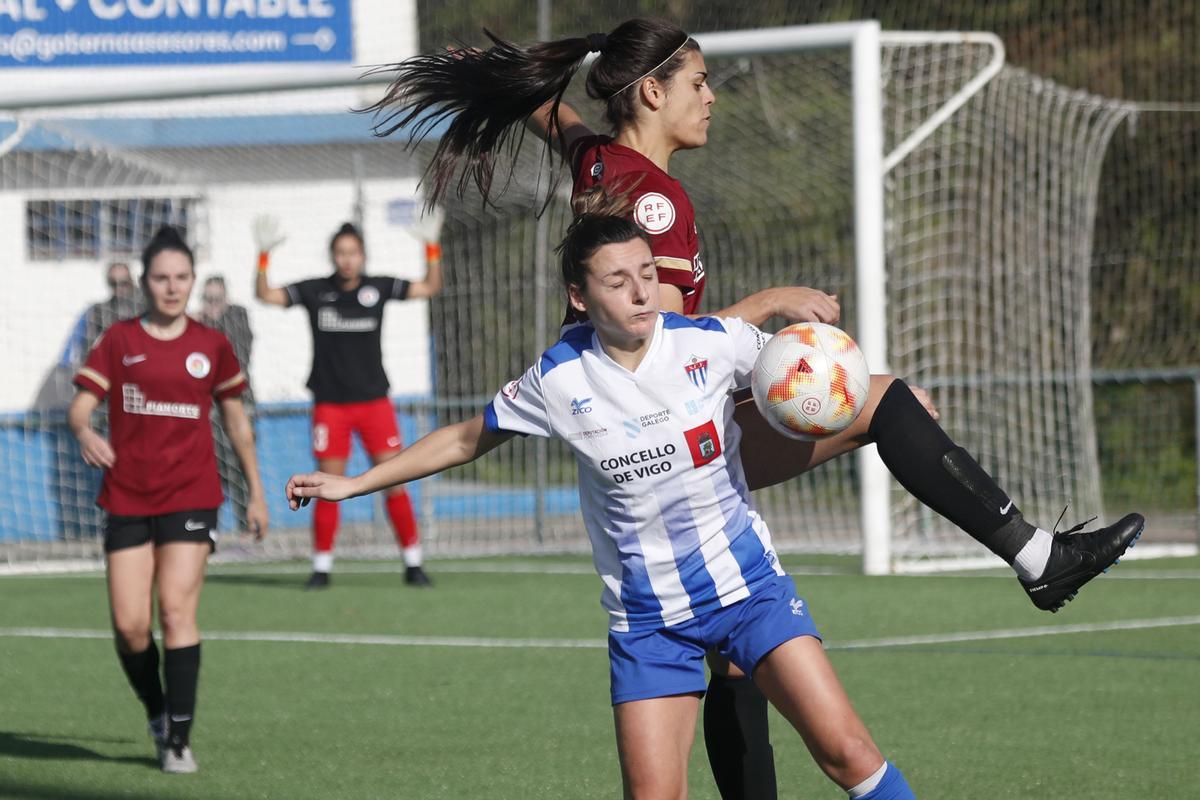 Disputa por el balón en As Relfas.