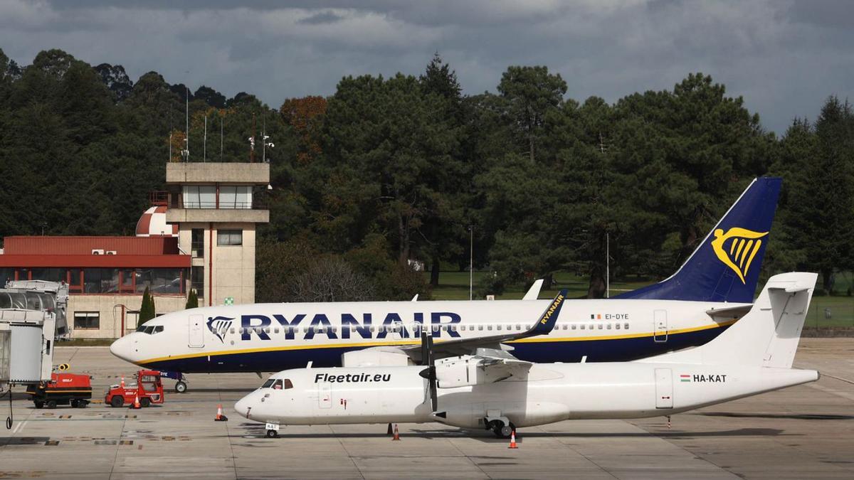 Un avión de Ryanair, ayer, en la pista de Peinador, tras retomar la ruta entre Vigo y Barcelona. 