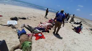 Imagen tomada por miembros de la Organización Internacional de Migraciones de algunas de las personas fallecidas en aguas de Yibuti,