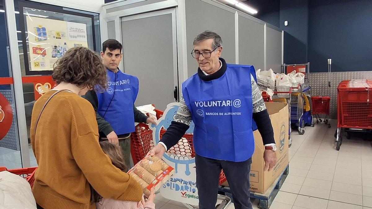 Voluntarios del Banco de Alimentos en una anterior recogida en un supermercado en Cangas.