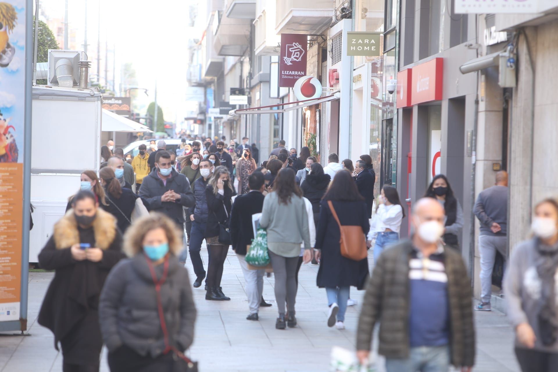 "Mañaneo" en el centro de Alicante ante el toque de queda en Nochebuena