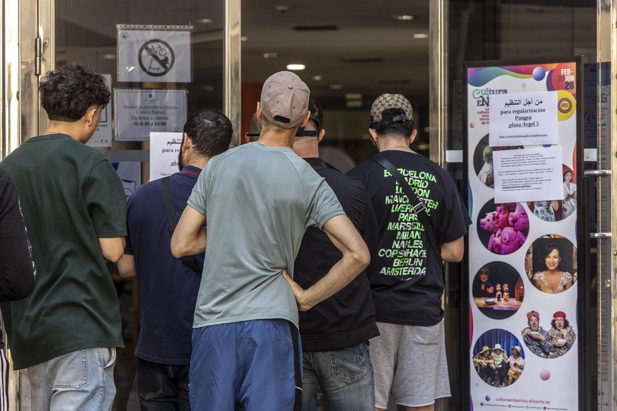Colas de personas que buscaban información sobre la regularización en el centro social Gastón Castelló.