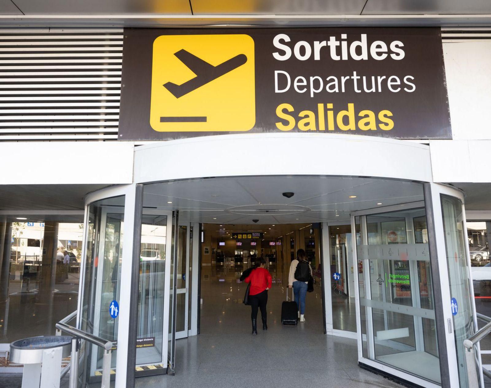 Imagen de archivo de la zona de salidas del aeropuerto de Ibiza.