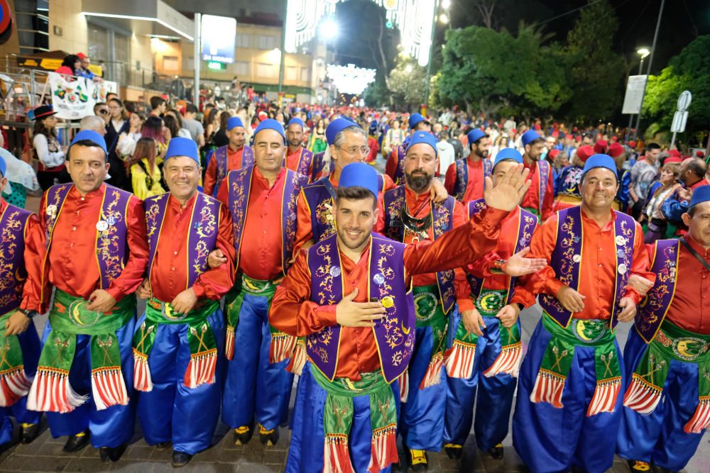 Entusiasmo y júbilo en el esperado desfile de la Retreta de Elda