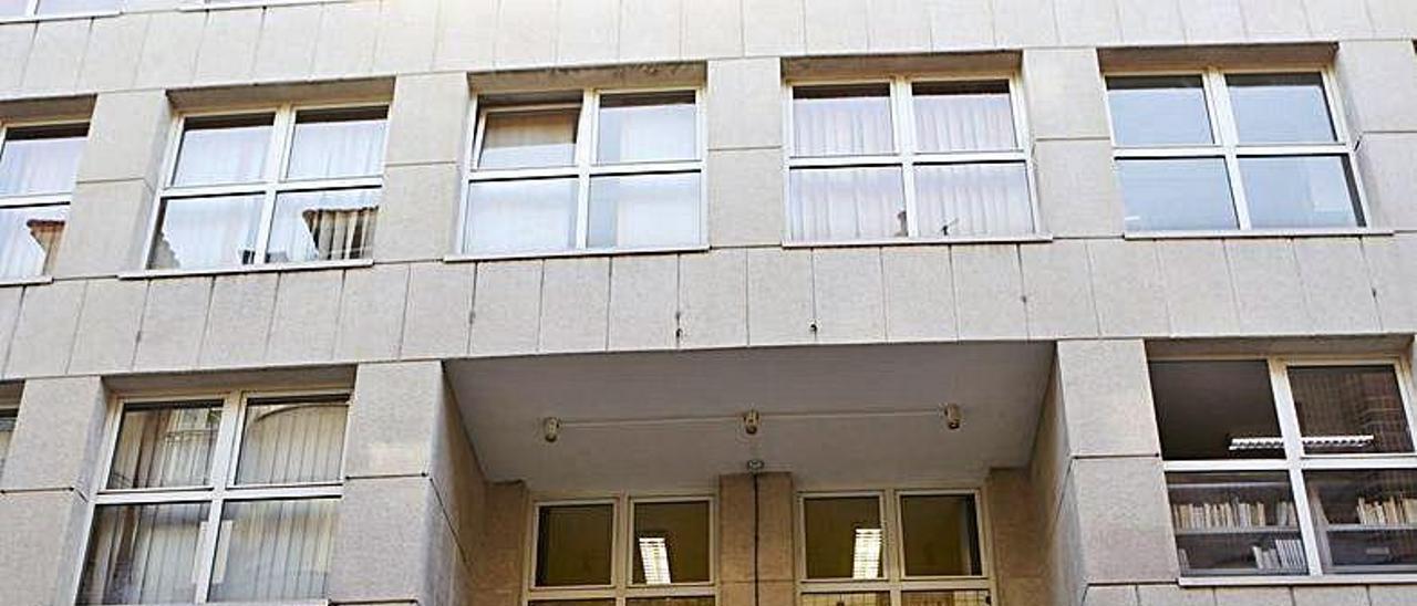 El exterior del Ateneo de La Calzada.