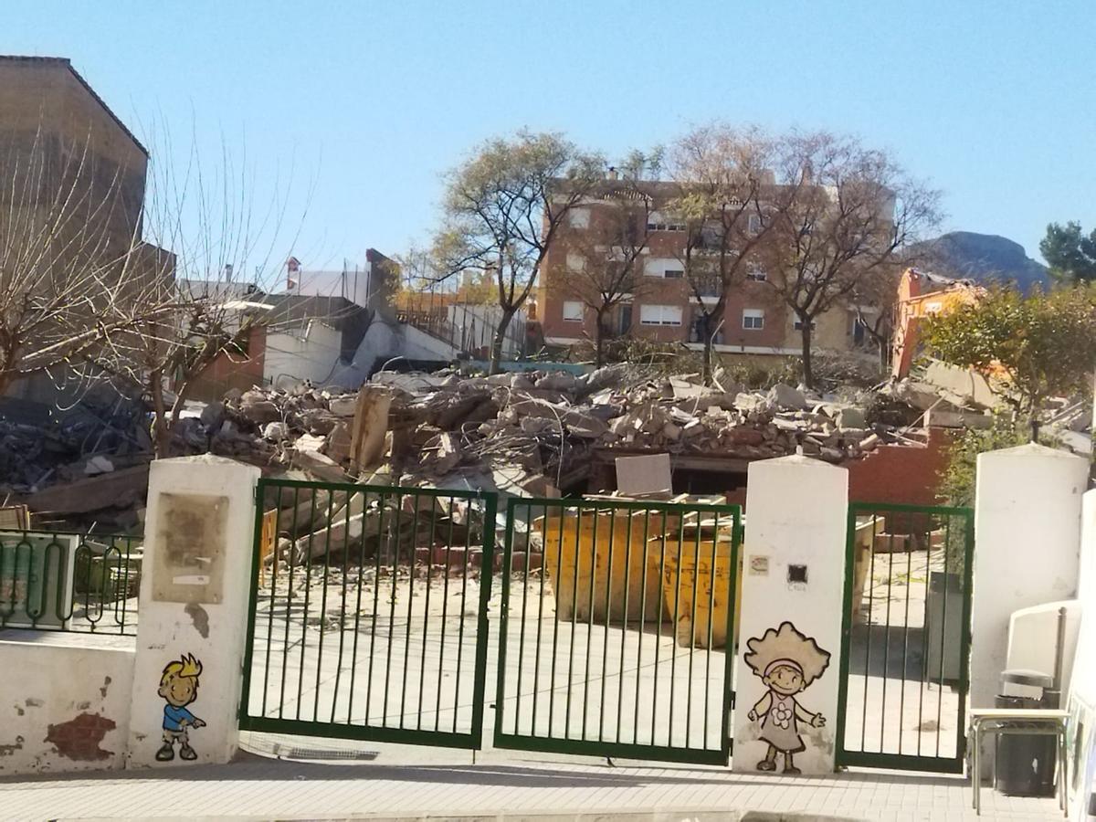 Los trabajos de derribo del colegio ya han reducido a escombros el edificio principal del Rosario Pérez.