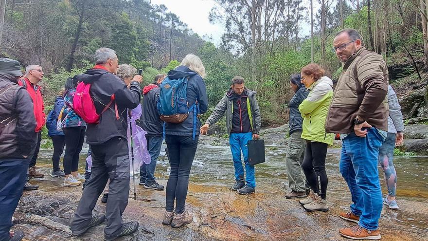 Vinte persoas participaron na Pobra nun roteiro guiado por un xeólogo polas marxes do río Pedras