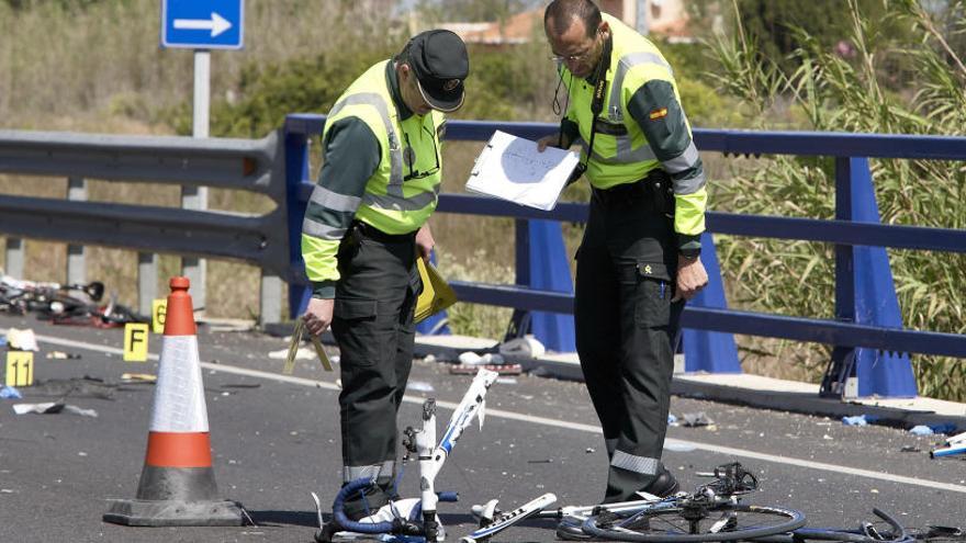 Restos del atropello a un pelotón ciclista en Oliva, Valencia.