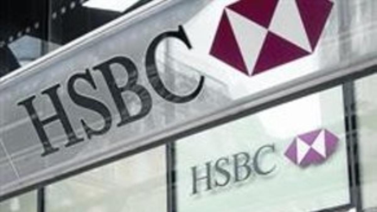 Un cliente entre en una sucursal del HSBC en Londres, ayer.