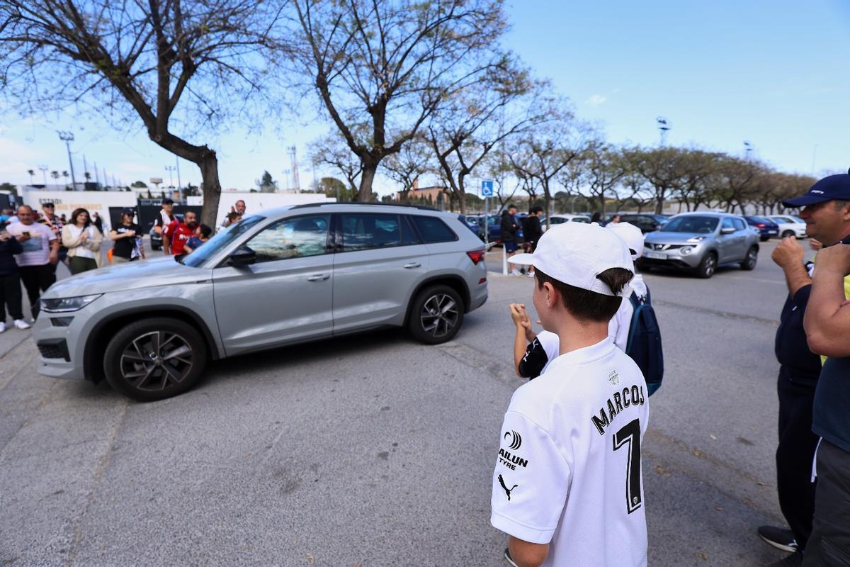 La afición despide al Valencia antes de la final en Elche