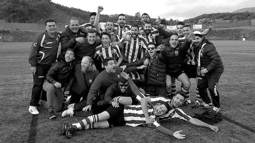 Jugadores y técnicos del Rápido Bahía celebran el ascenso en el campo de A Lama.