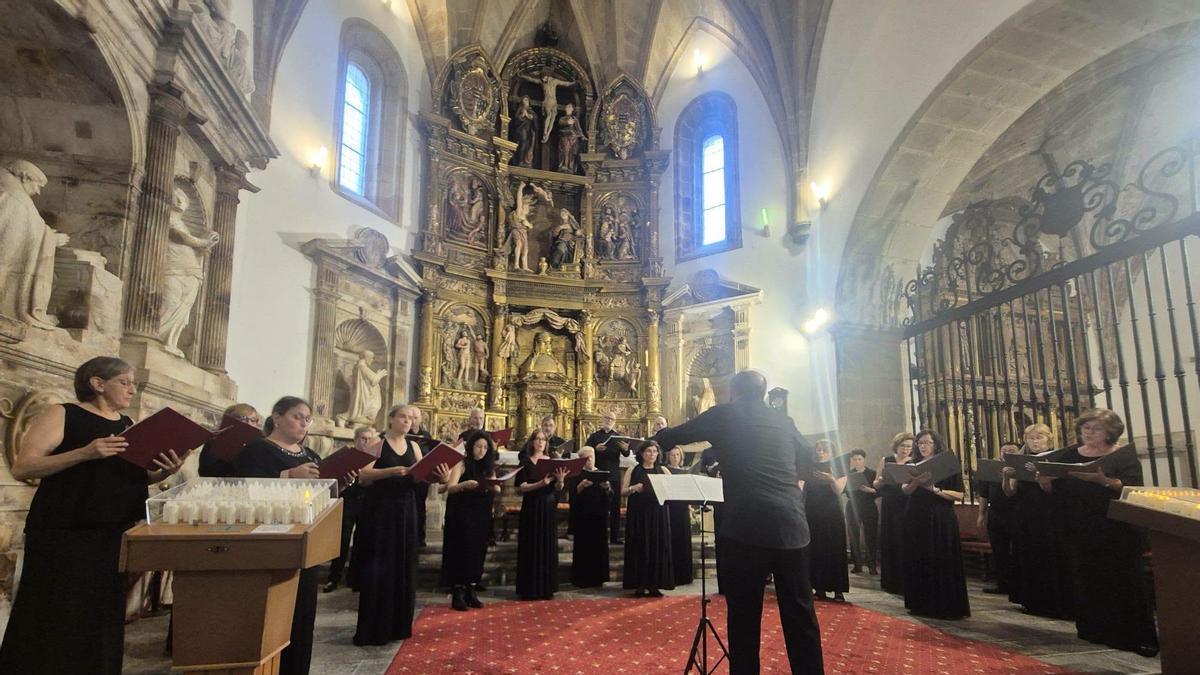El Coro de Cámara de Madrid, en plena actuación en la Colegiata de Salas.