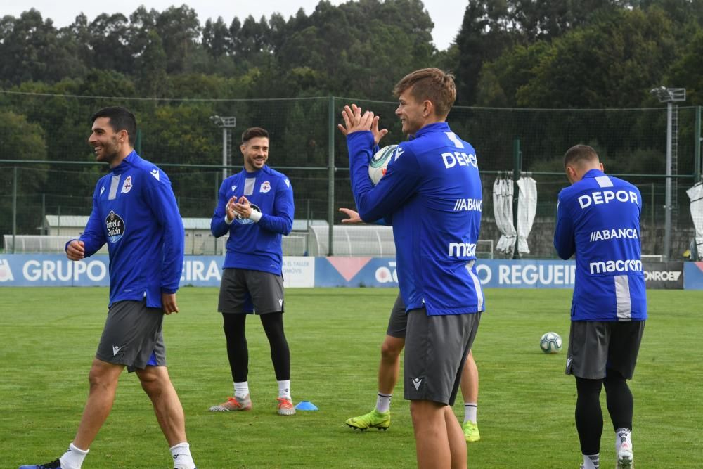 El entrenador deportivista recupera a Gaku y Lampropoulos, que regresaron de la concentración con sus selecicones. Koné ya se entrenó con el grupo.